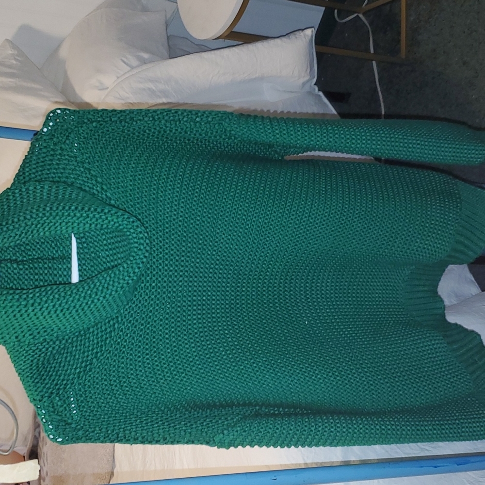 Green sweater - Picture 3 of 3